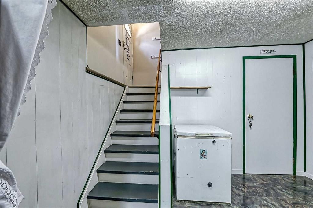 3523 48 Street Ne, Calgary, AB - Indoor Photo Showing Other Room