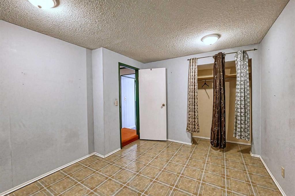 3523 48 Street Ne, Calgary, AB - Indoor Photo Showing Other Room