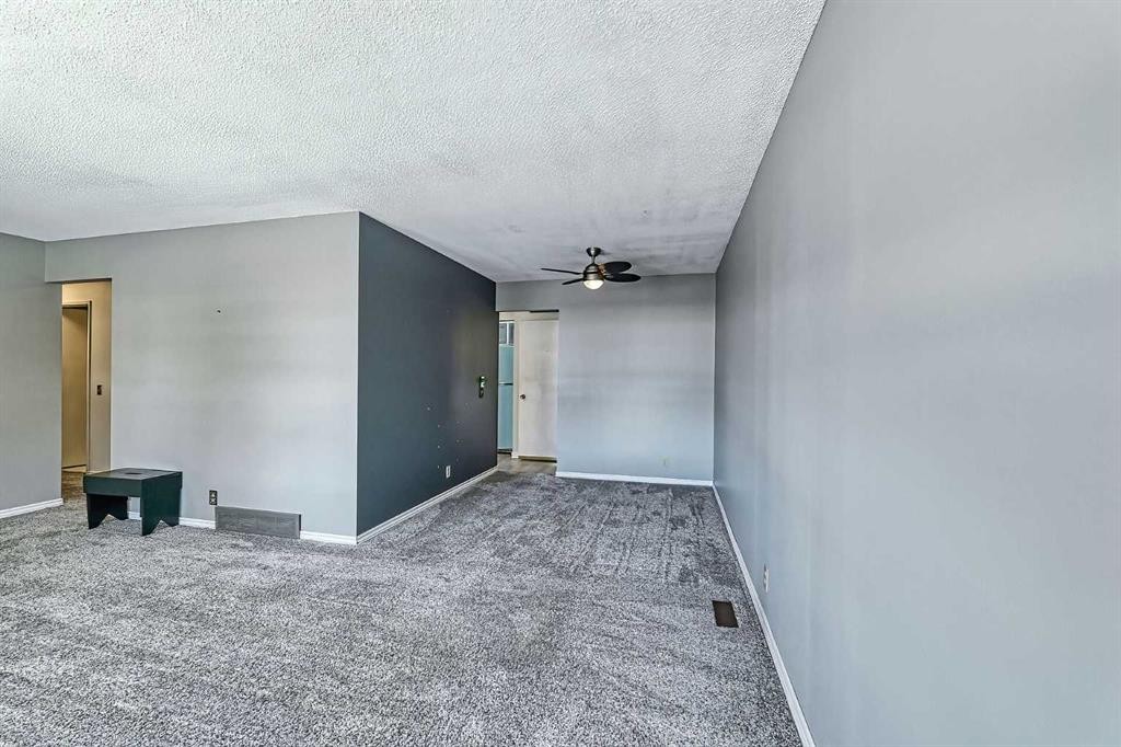 3523 48 Street Ne, Calgary, AB - Indoor Photo Showing Other Room