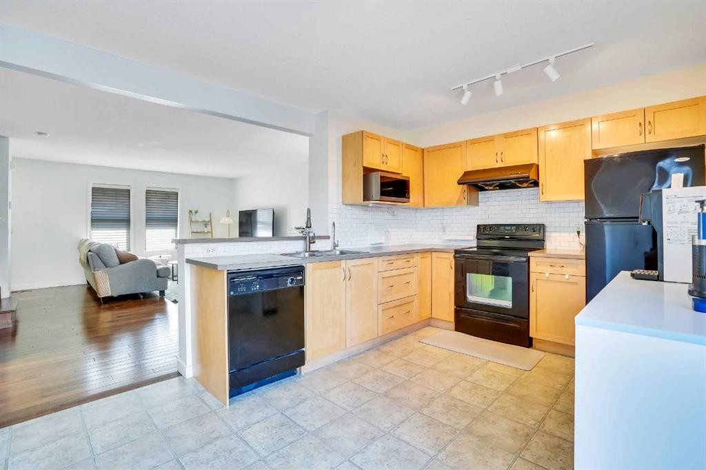 142 Panatella Park Nw, Calgary, AB - Indoor Photo Showing Kitchen With Double Sink