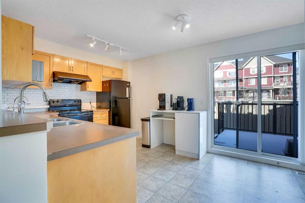 142 Panatella Park Nw, Calgary, AB - Indoor Photo Showing Kitchen With Double Sink