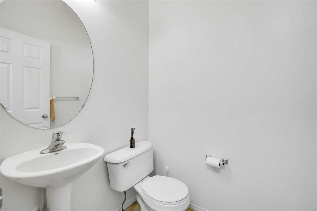 142 Panatella Park Nw, Calgary, AB - Indoor Photo Showing Bathroom
