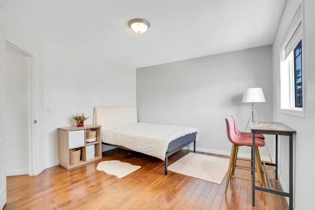 142 Panatella Park Nw, Calgary, AB - Indoor Photo Showing Bedroom