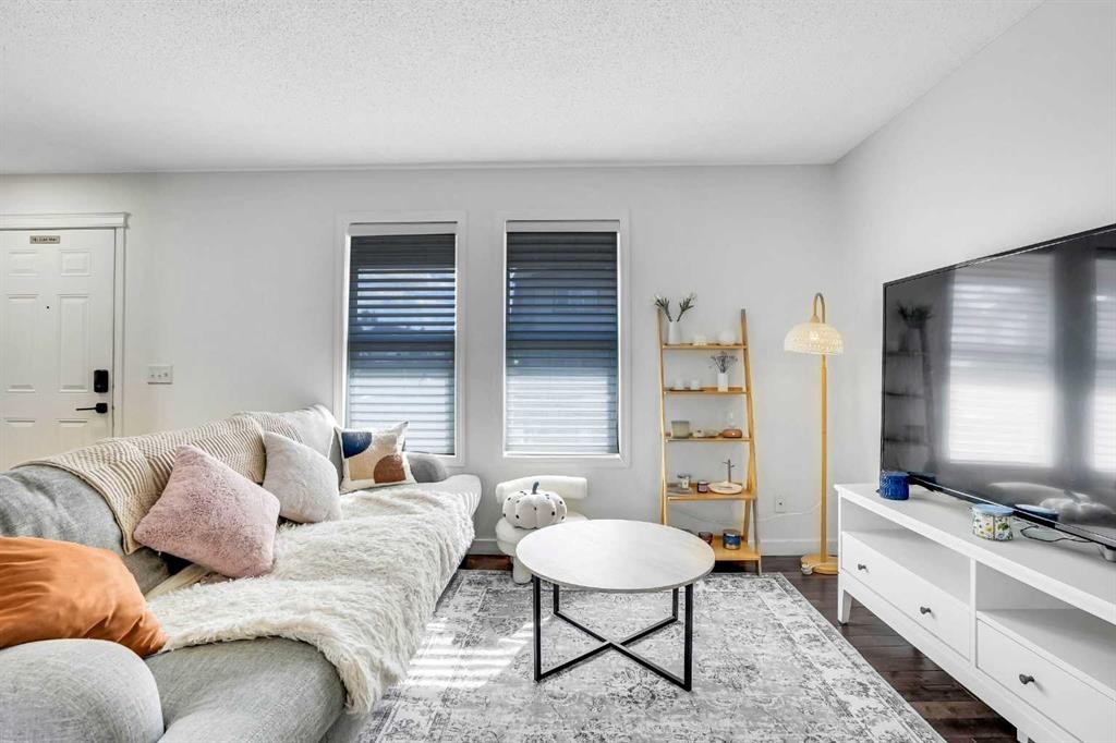 142 Panatella Park Nw, Calgary, AB - Indoor Photo Showing Living Room