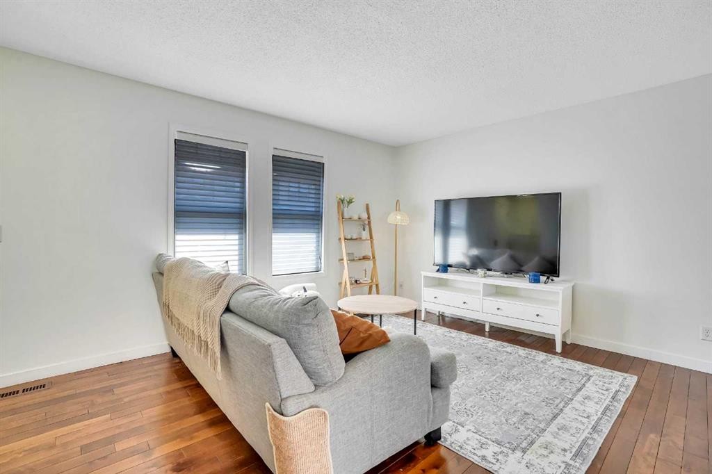 142 Panatella Park Nw, Calgary, AB - Indoor Photo Showing Living Room
