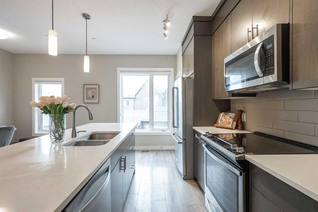 156 Livingston Common Ne, Calgary, AB - Indoor Photo Showing Kitchen With Double Sink With Upgraded Kitchen