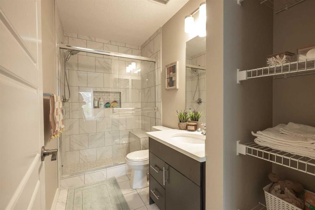 156 Livingston Common Ne, Calgary, AB - Indoor Photo Showing Bathroom