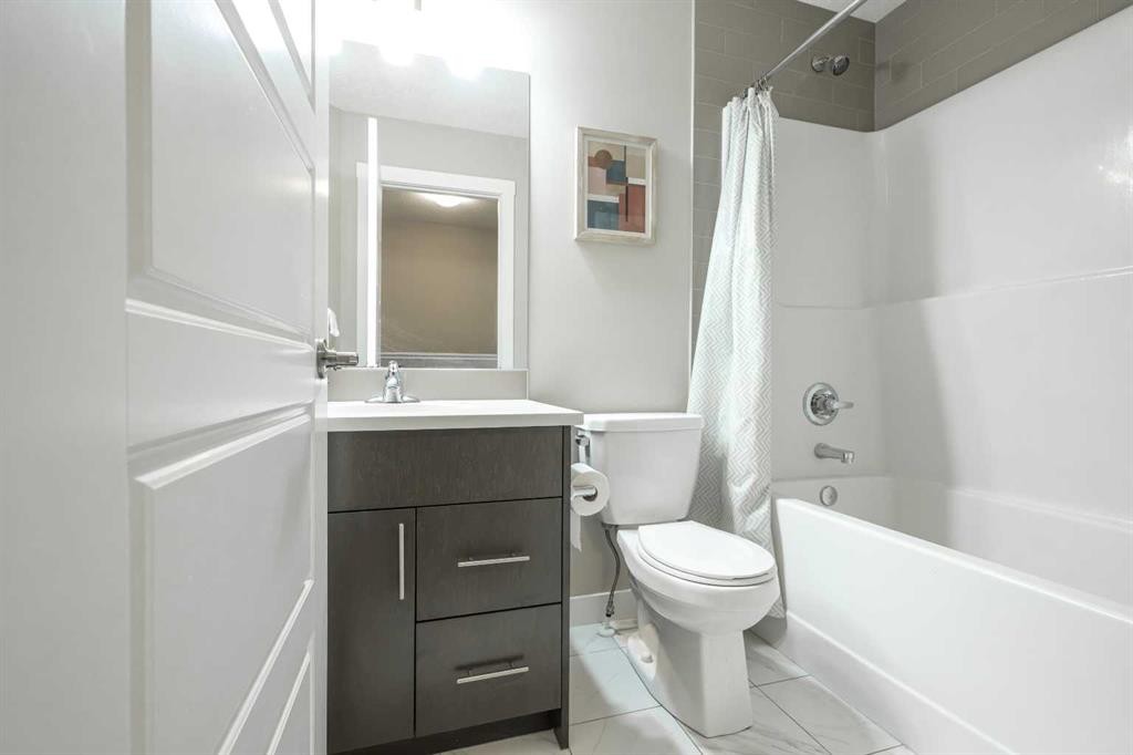 156 Livingston Common Ne, Calgary, AB - Indoor Photo Showing Bathroom