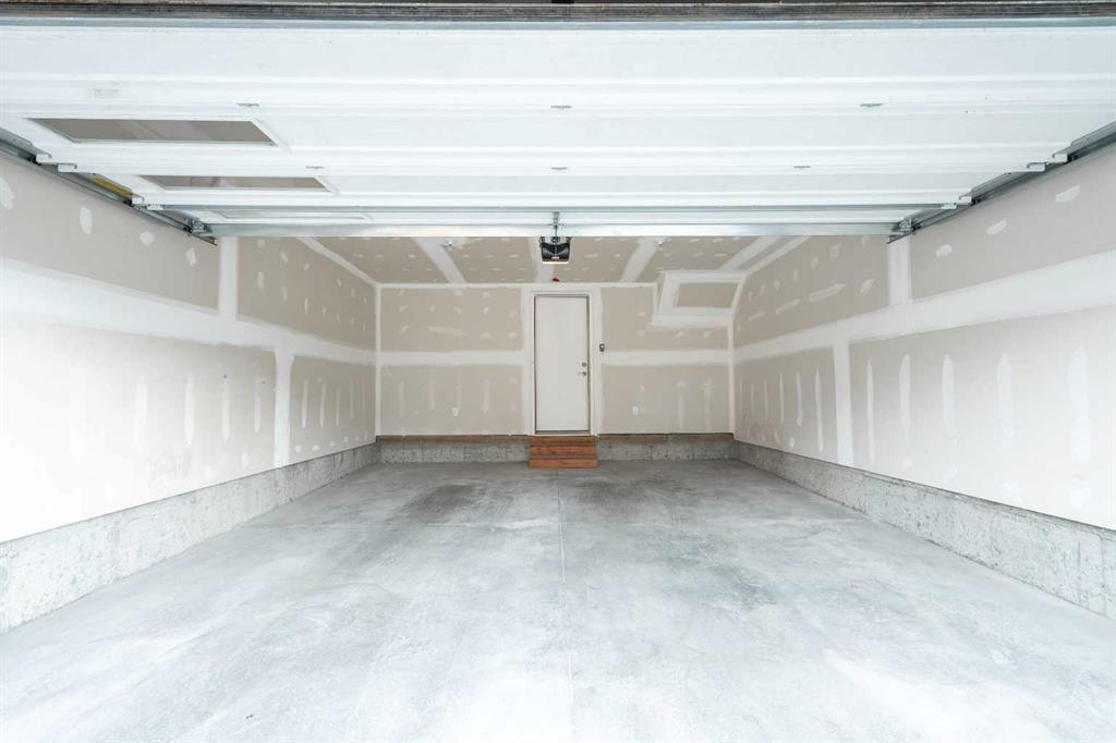 156 Livingston Common Ne, Calgary, AB - Indoor Photo Showing Garage