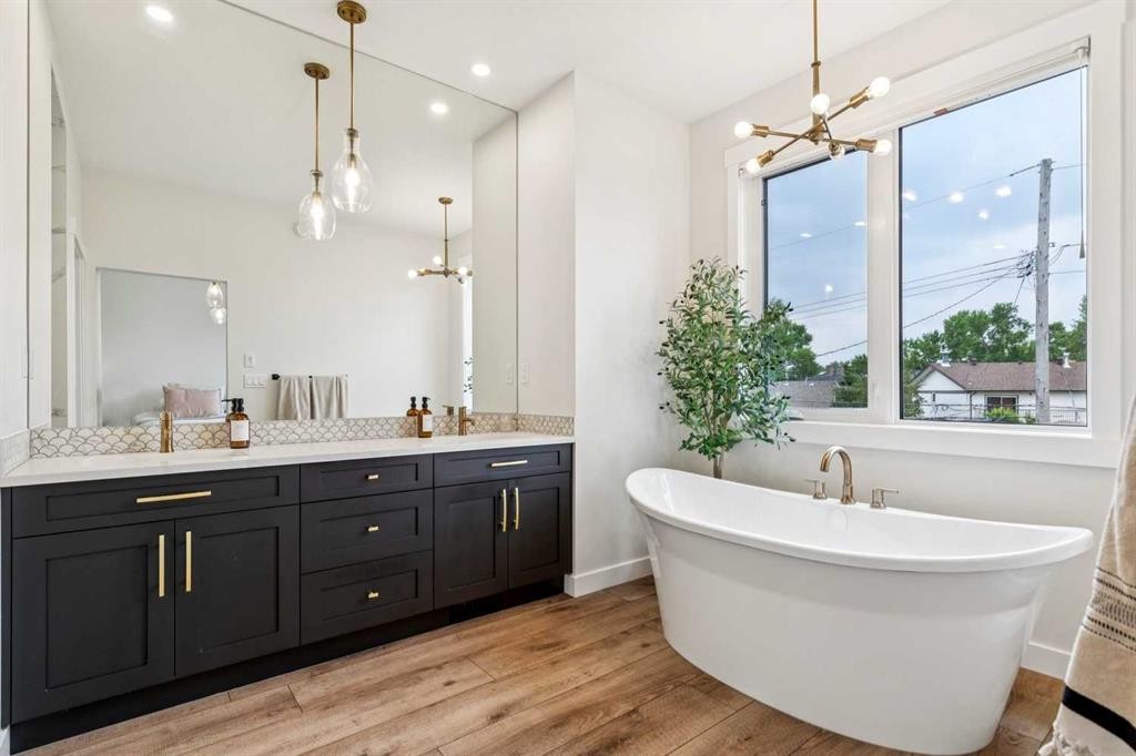 1329 Regal Crescent Ne, Calgary, AB - Indoor Photo Showing Bathroom
