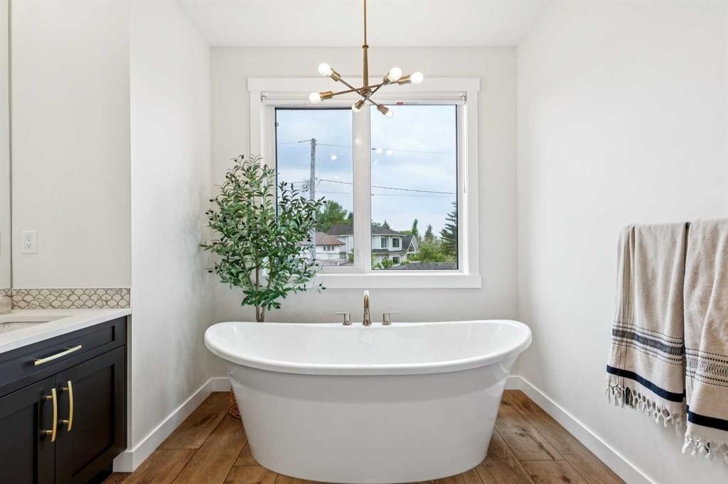 1329 Regal Crescent Ne, Calgary, AB - Indoor Photo Showing Bathroom