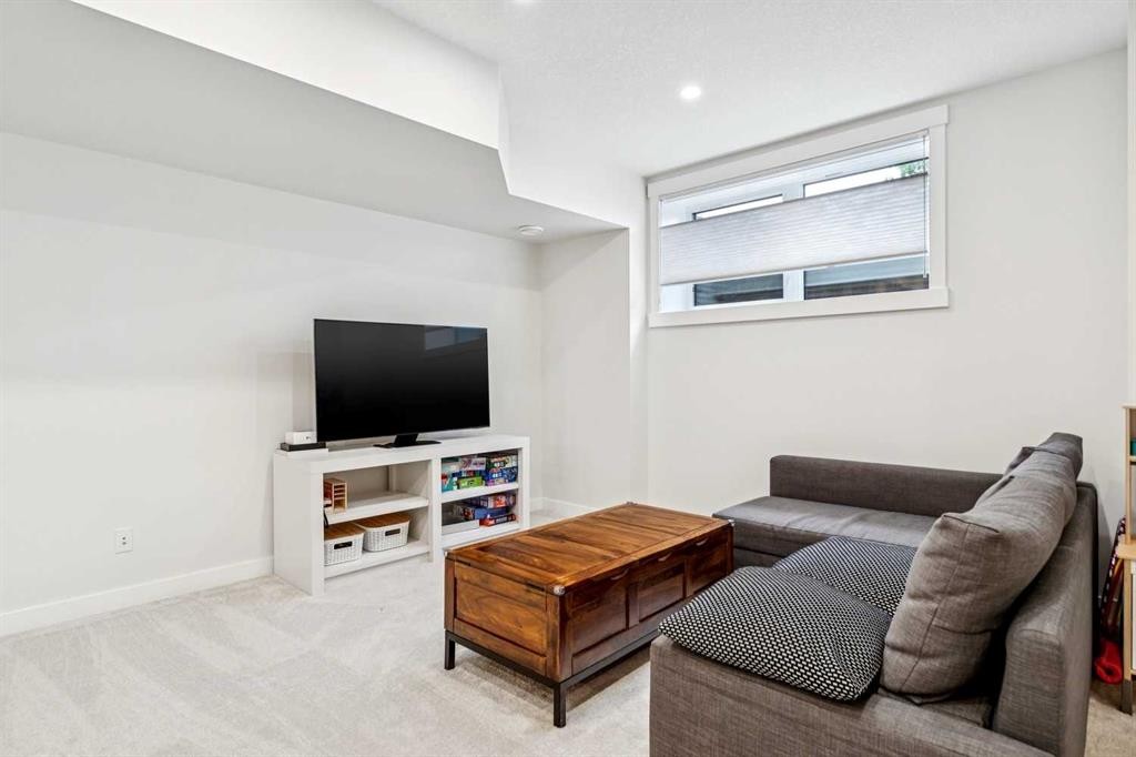 1329 Regal Crescent Ne, Calgary, AB - Indoor Photo Showing Living Room