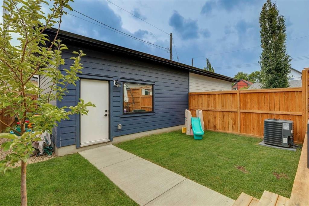 1329 Regal Crescent Ne, Calgary, AB - Outdoor