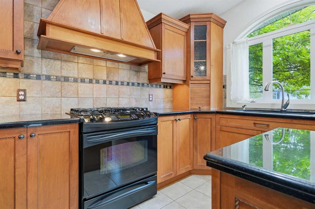 355 Willow Ridge Place Se, Calgary, AB - Indoor Photo Showing Kitchen With Double Sink