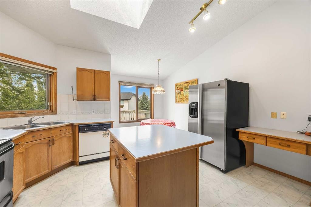 28 Harvest Oak Drive Ne, Calgary, AB - Indoor Photo Showing Kitchen With Double Sink