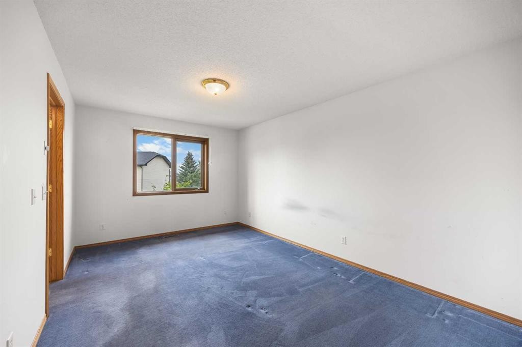 28 Harvest Oak Drive Ne, Calgary, AB - Indoor Photo Showing Other Room