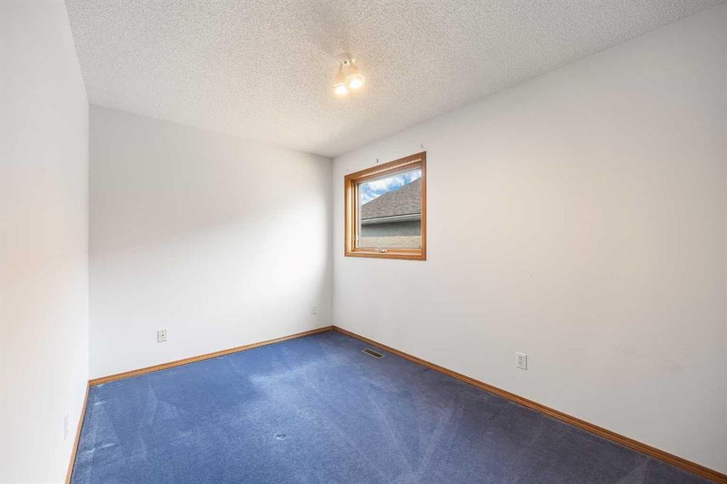 28 Harvest Oak Drive Ne, Calgary, AB - Indoor Photo Showing Other Room