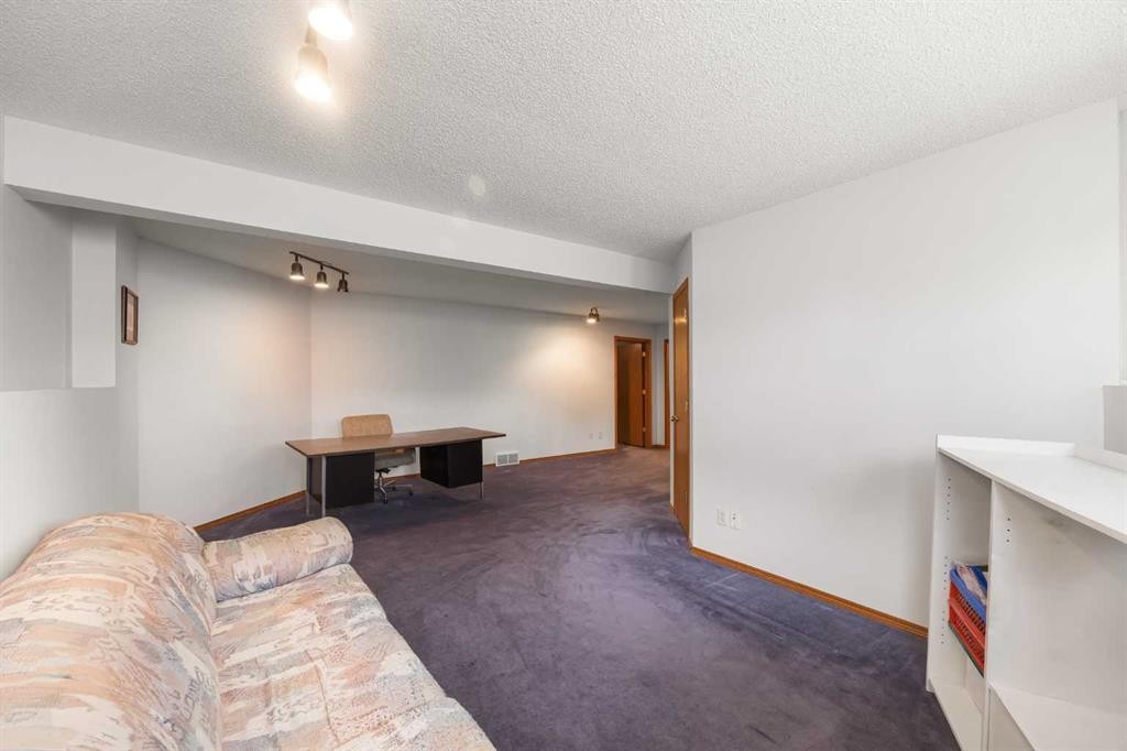 28 Harvest Oak Drive Ne, Calgary, AB - Indoor Photo Showing Other Room