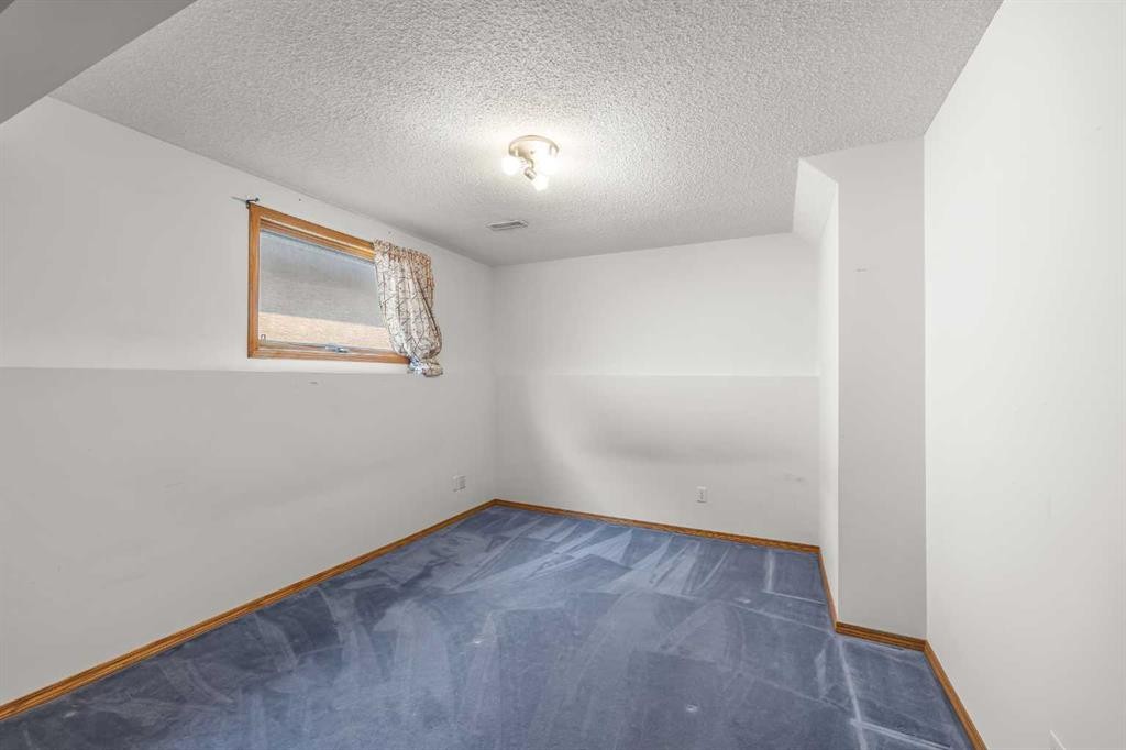 28 Harvest Oak Drive Ne, Calgary, AB - Indoor Photo Showing Other Room
