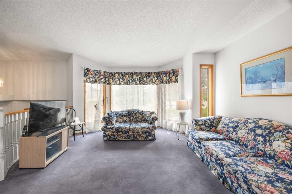 28 Harvest Oak Drive Ne, Calgary, AB - Indoor Photo Showing Living Room