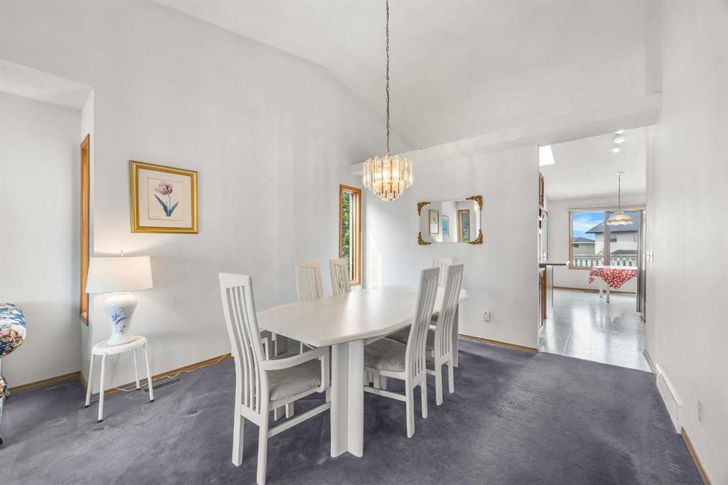 28 Harvest Oak Drive Ne, Calgary, AB - Indoor Photo Showing Dining Room