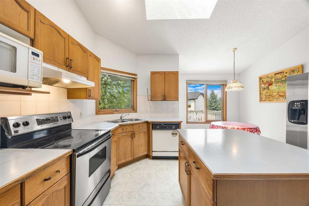 28 Harvest Oak Drive Ne, Calgary, AB - Indoor Photo Showing Kitchen With Double Sink