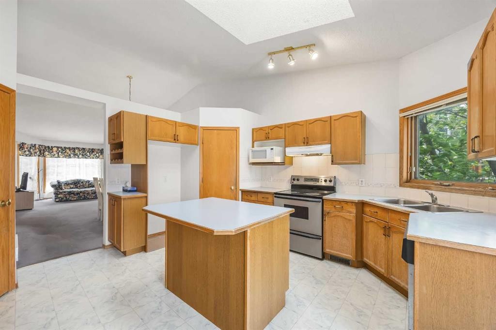28 Harvest Oak Drive Ne, Calgary, AB - Indoor Photo Showing Kitchen With Double Sink