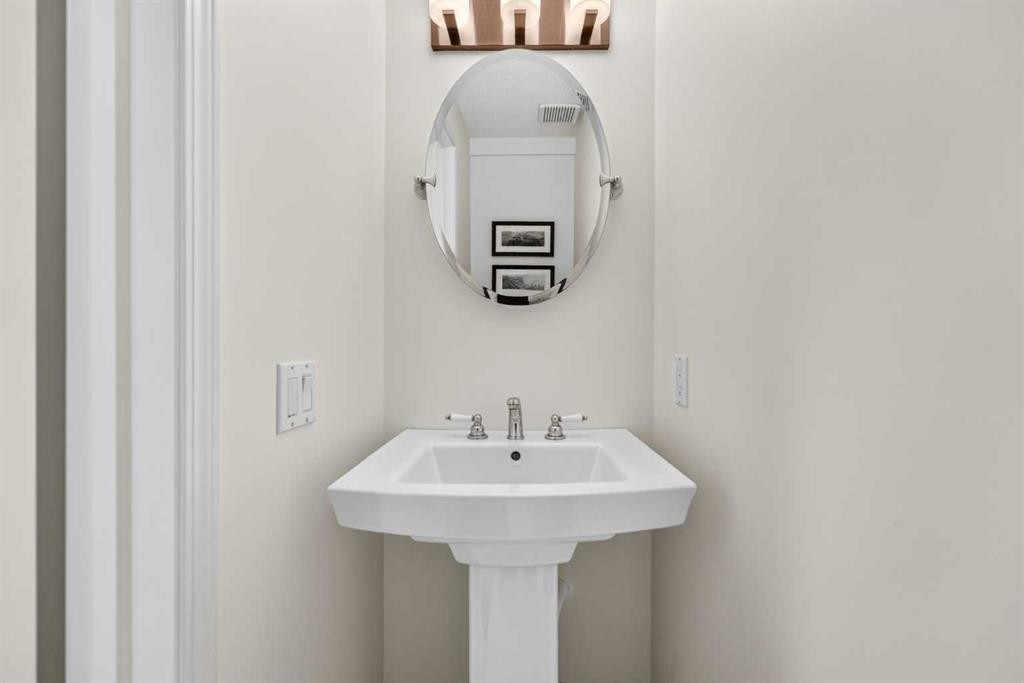 70 West Mackay Crescent, Cochrane, AB - Indoor Photo Showing Bathroom