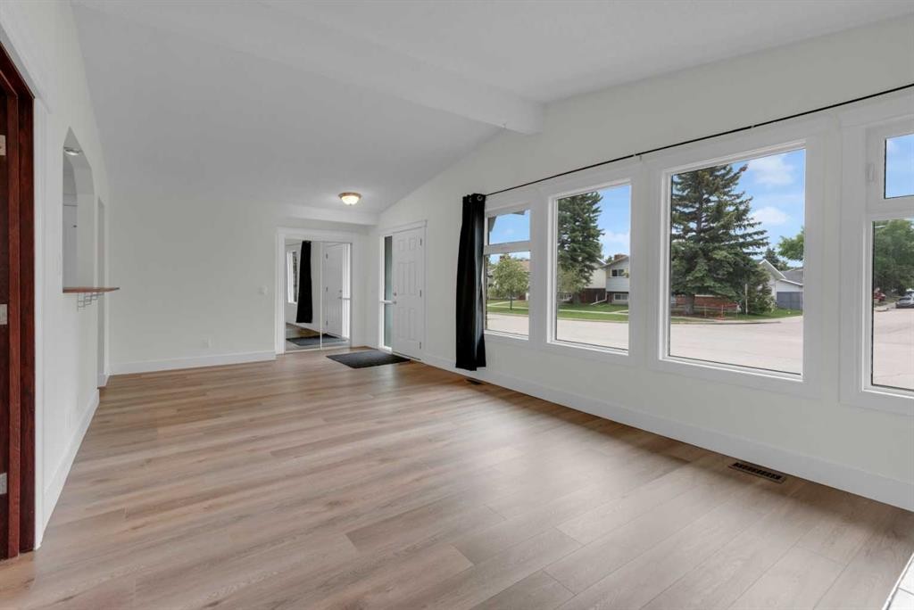 660 Queen Charlotte Drive Se, Calgary, AB