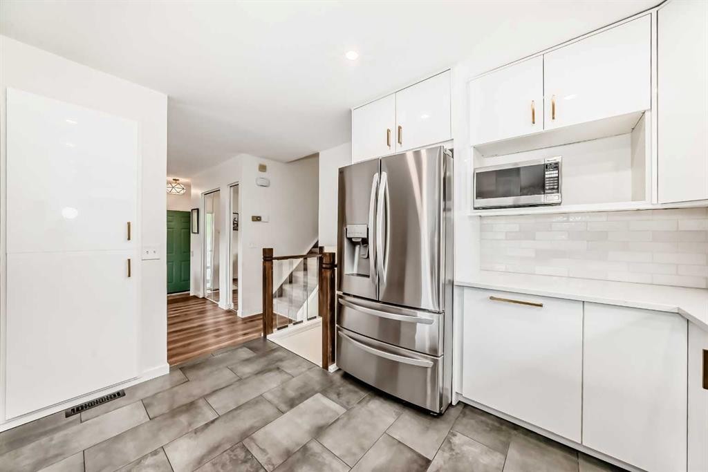 584 Woodhill Place Sw, Calgary, AB