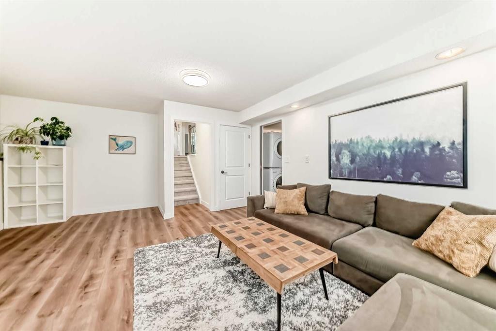 584 Woodhill Place Sw, Calgary, AB