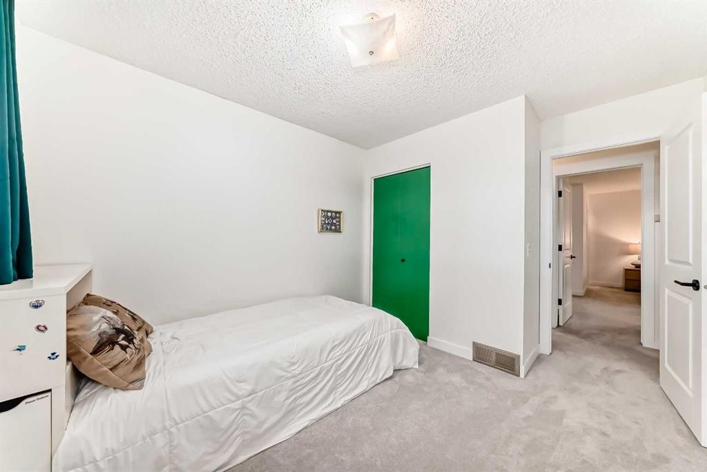 584 Woodhill Place Sw, Calgary, AB