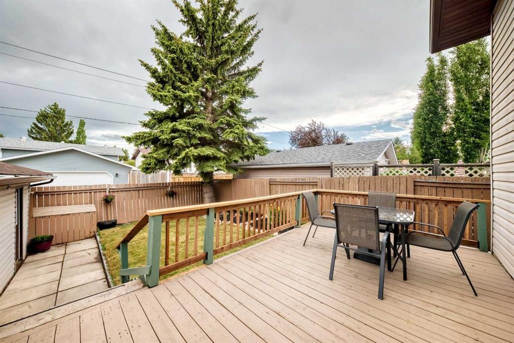584 Woodhill Place Sw, Calgary, AB