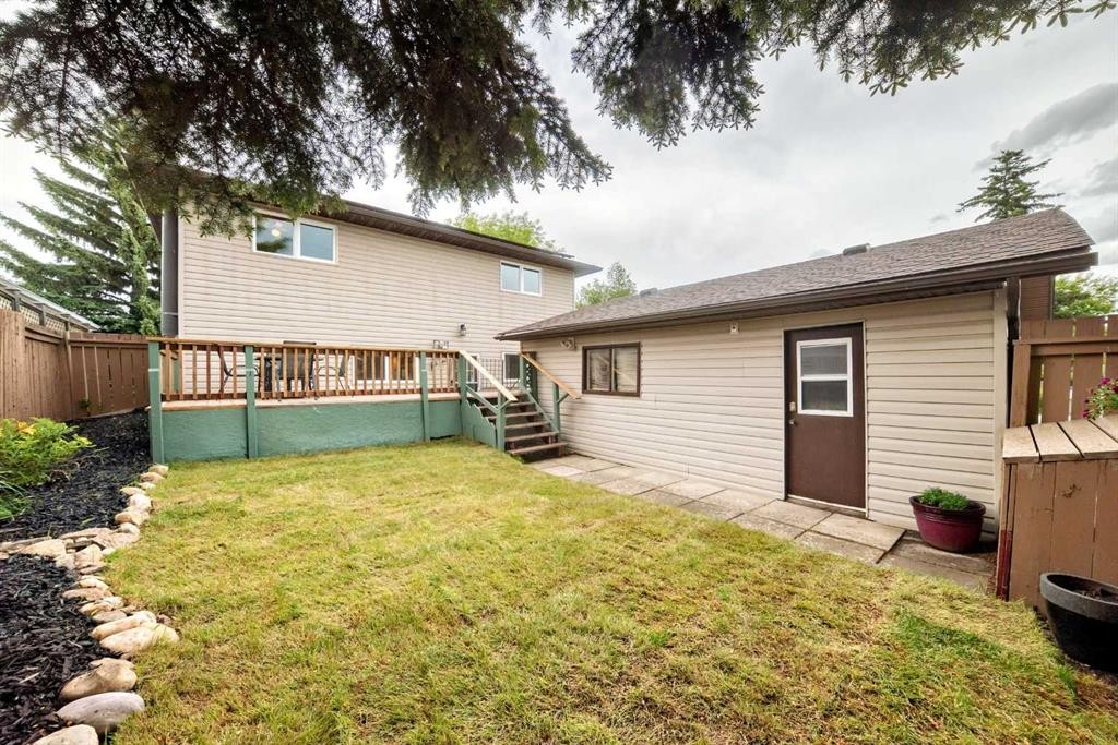 584 Woodhill Place Sw, Calgary, AB