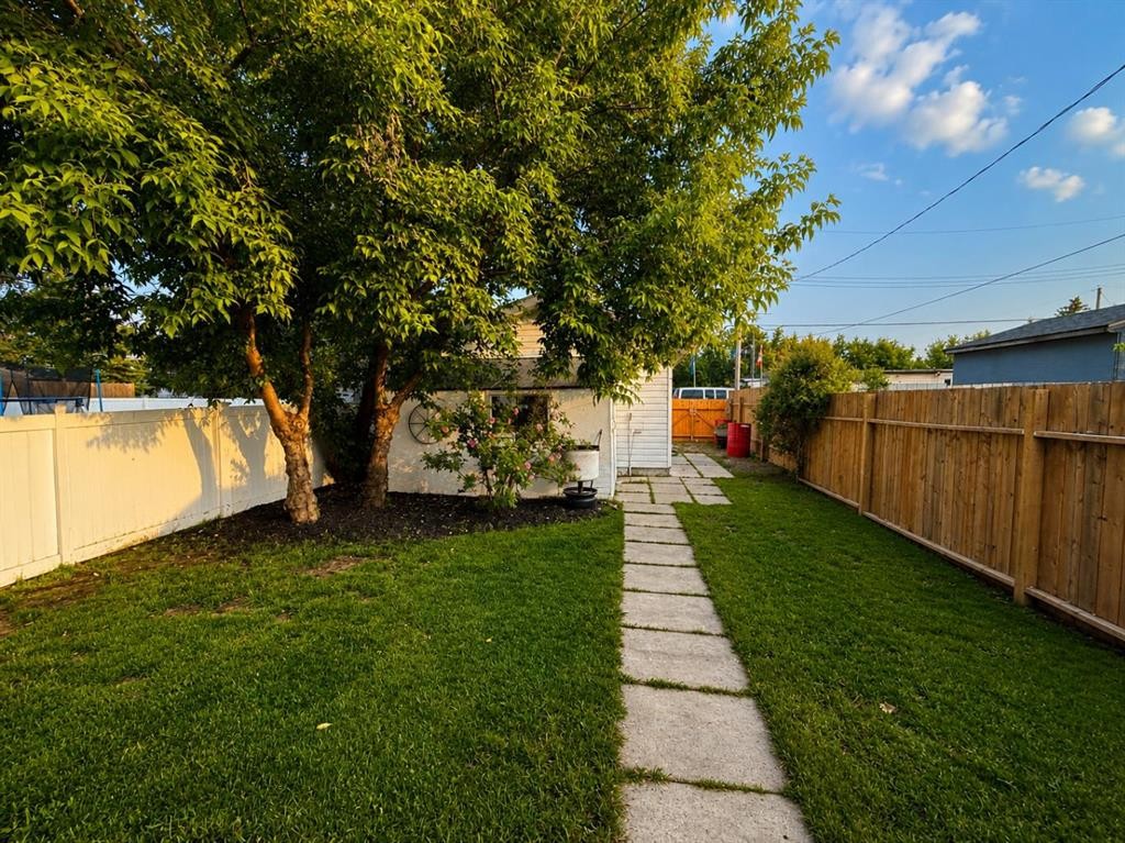 2119 23 Ave Close, Bowden, AB