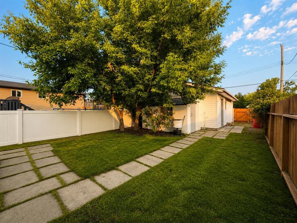 2119 23 Ave Close, Bowden, AB