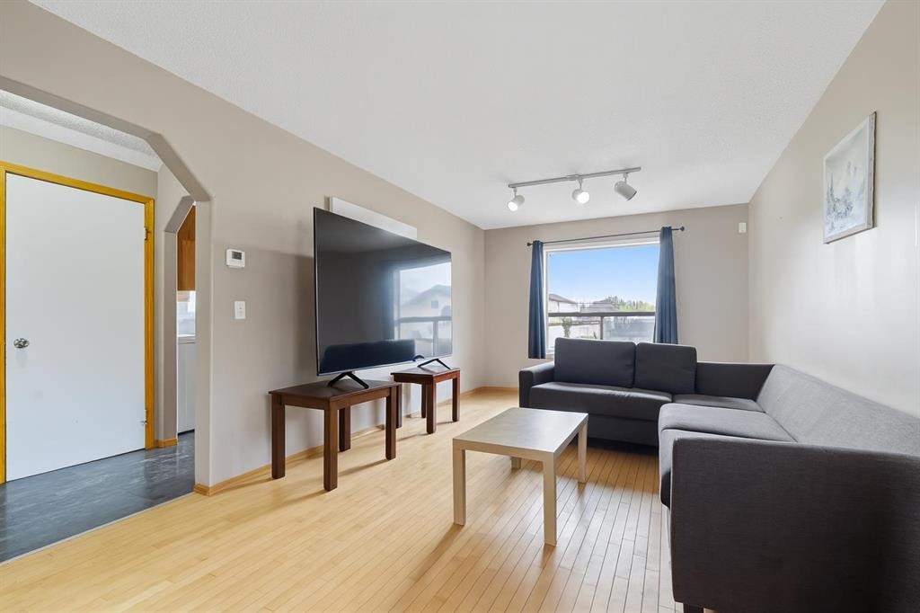 141 Saratoga Close Ne, Calgary, AB
