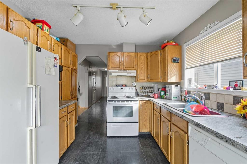 141 Saratoga Close Ne, Calgary, AB