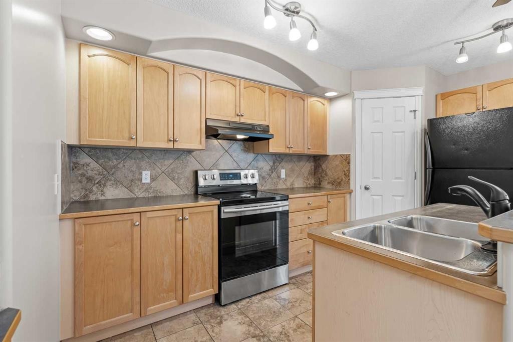 28 Saddlebrook Gardens Ne, Calgary, AB - Indoor Photo Showing Kitchen With Double Sink