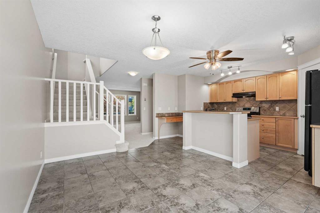 28 Saddlebrook Gardens Ne, Calgary, AB - Indoor Photo Showing Kitchen