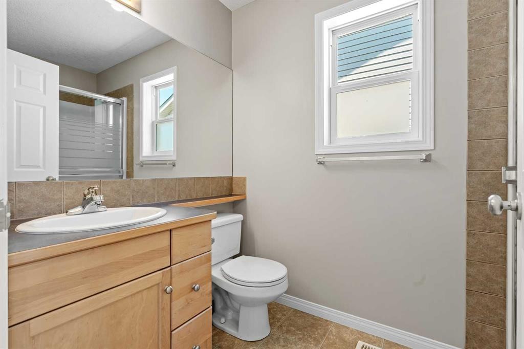 28 Saddlebrook Gardens Ne, Calgary, AB - Indoor Photo Showing Bathroom