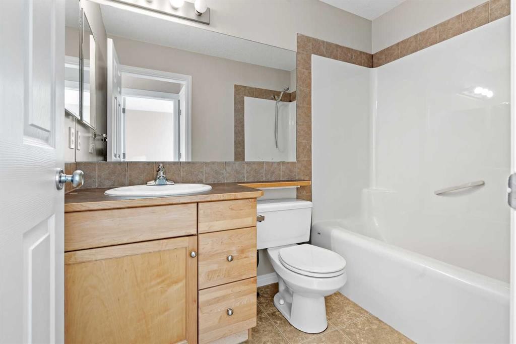 28 Saddlebrook Gardens Ne, Calgary, AB - Indoor Photo Showing Bathroom