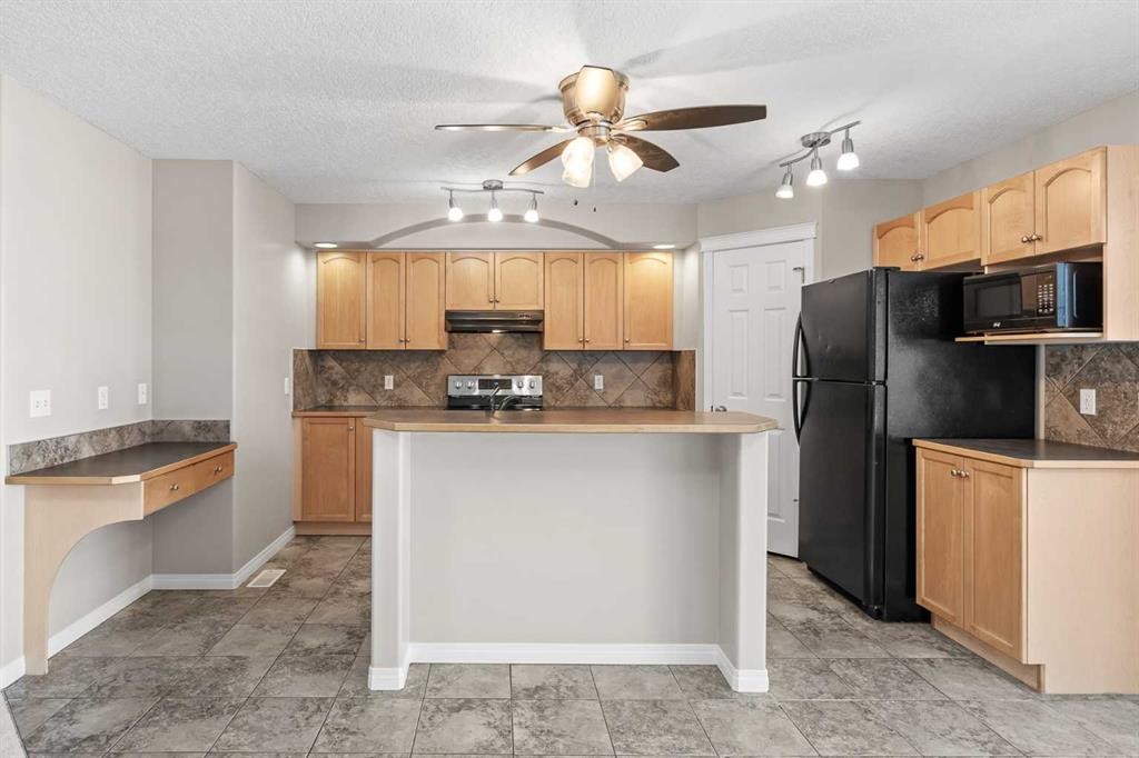 28 Saddlebrook Gardens Ne, Calgary, AB - Indoor Photo Showing Kitchen