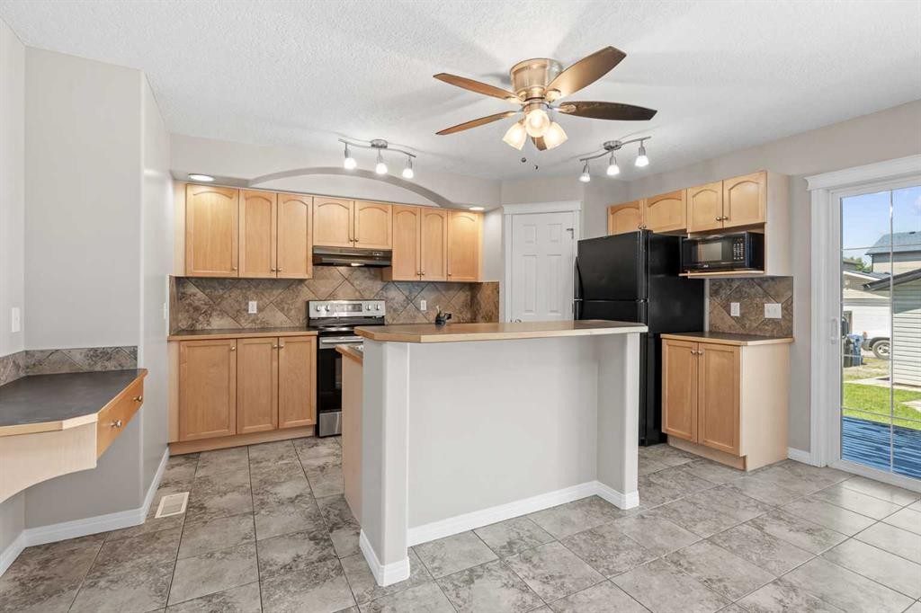 28 Saddlebrook Gardens Ne, Calgary, AB - Indoor Photo Showing Kitchen