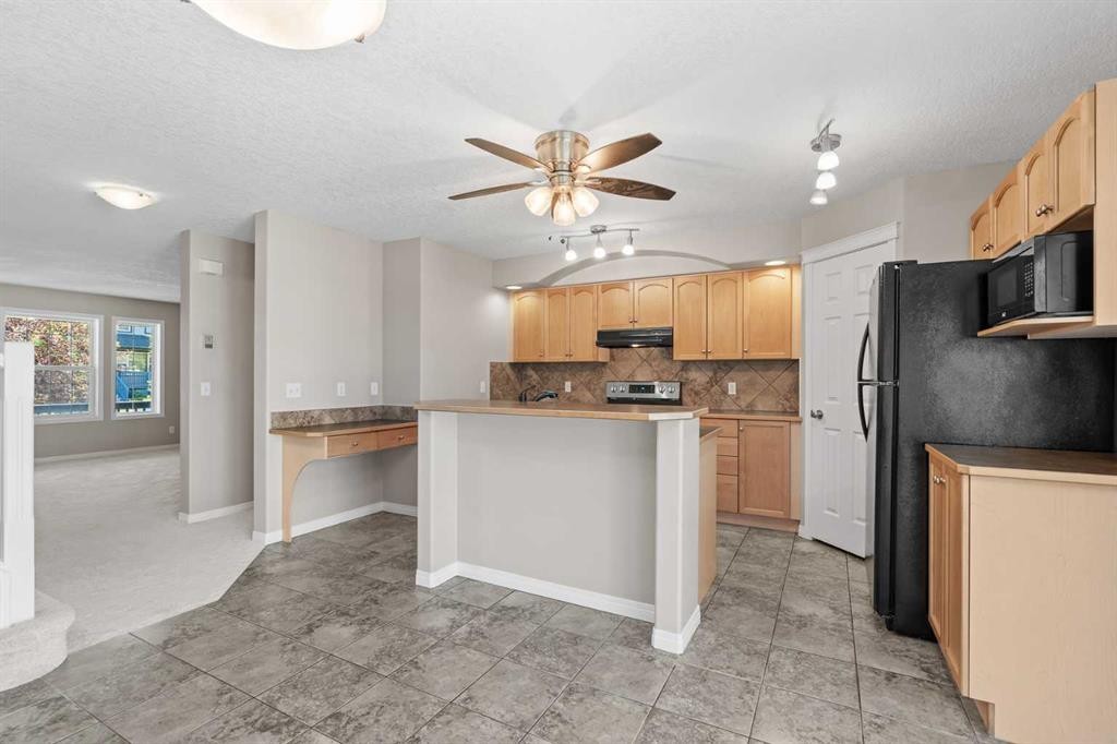 28 Saddlebrook Gardens Ne, Calgary, AB - Indoor Photo Showing Kitchen