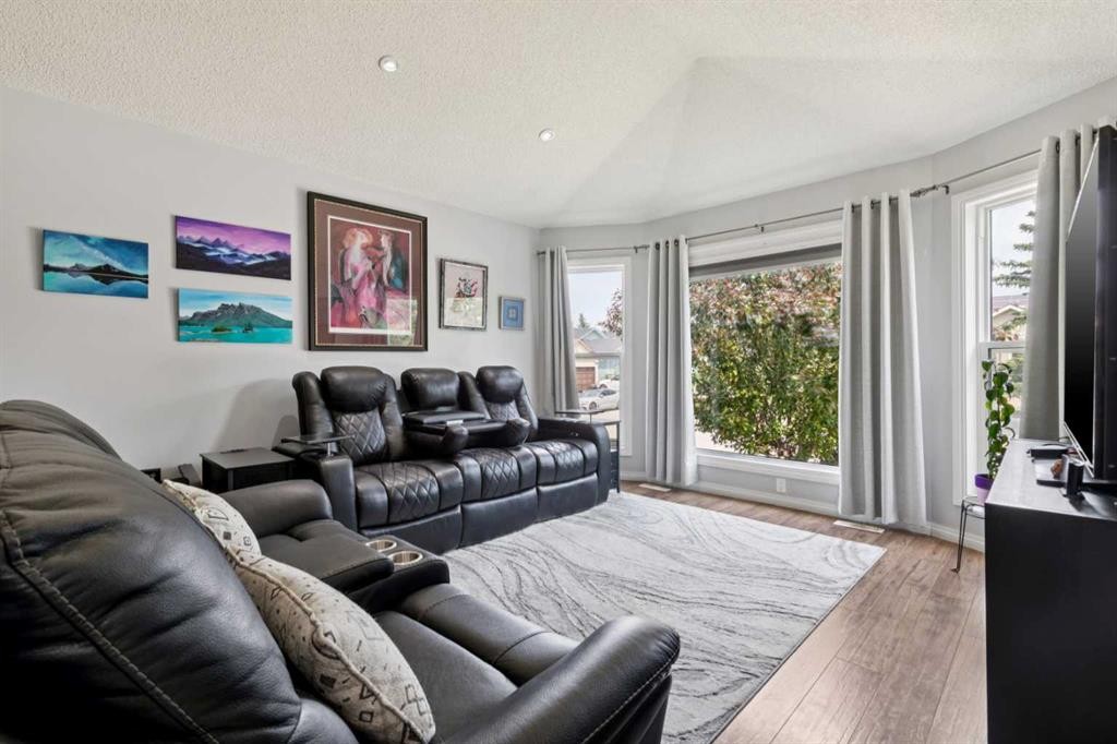 336 Coventry Close Ne, Calgary, AB - Indoor Photo Showing Living Room