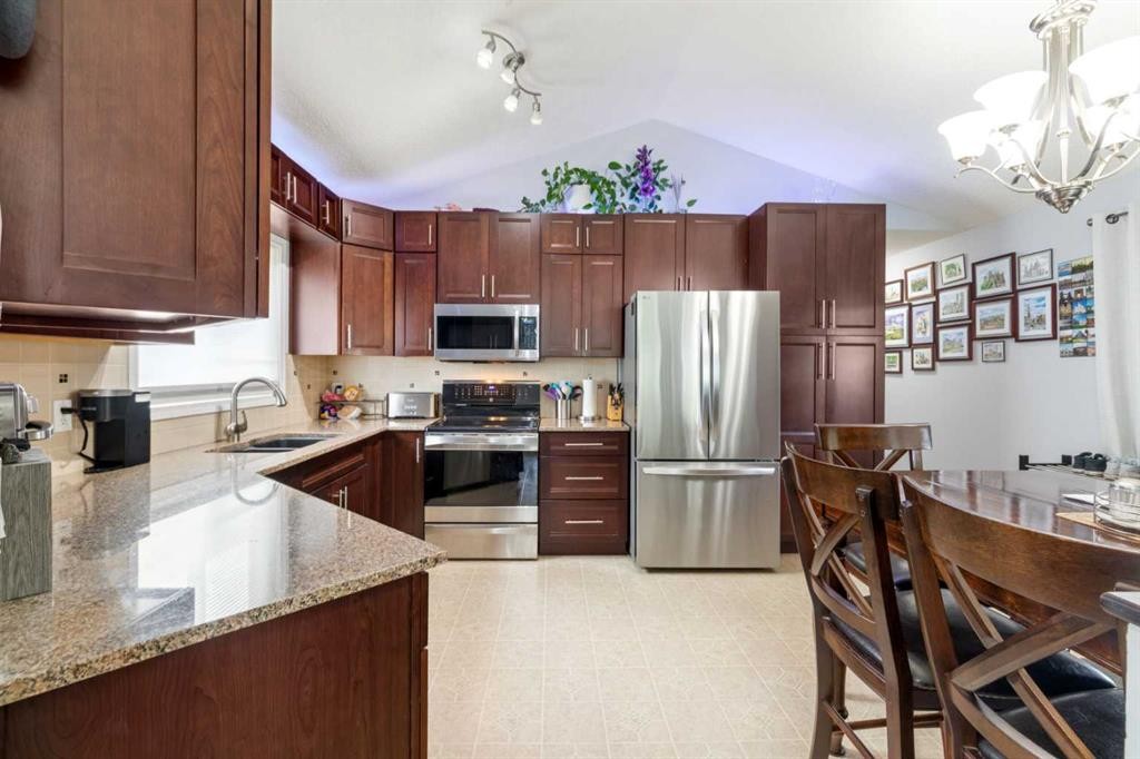 336 Coventry Close Ne, Calgary, AB - Indoor Photo Showing Kitchen With Upgraded Kitchen