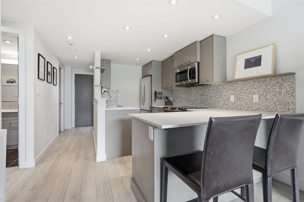 403-916 Memorial Drive Nw, Calgary, AB - Indoor Photo Showing Kitchen With Upgraded Kitchen