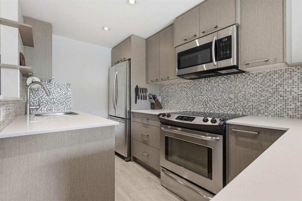 403-916 Memorial Drive Nw, Calgary, AB - Indoor Photo Showing Kitchen With Upgraded Kitchen