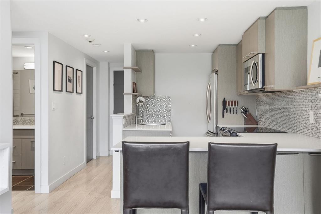 403-916 Memorial Drive Nw, Calgary, AB - Indoor Photo Showing Kitchen